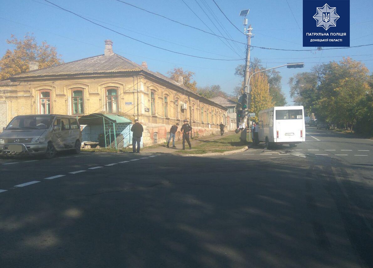 В Мариуполе столкнулись маршрутка и микроавтобус, есть пострадавшие