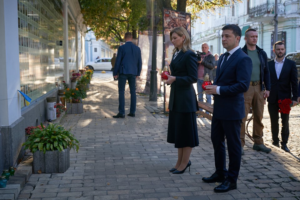 Зеленский с цветами и лампадками пришел к Стене памяти погибших за единство Украины (фото)