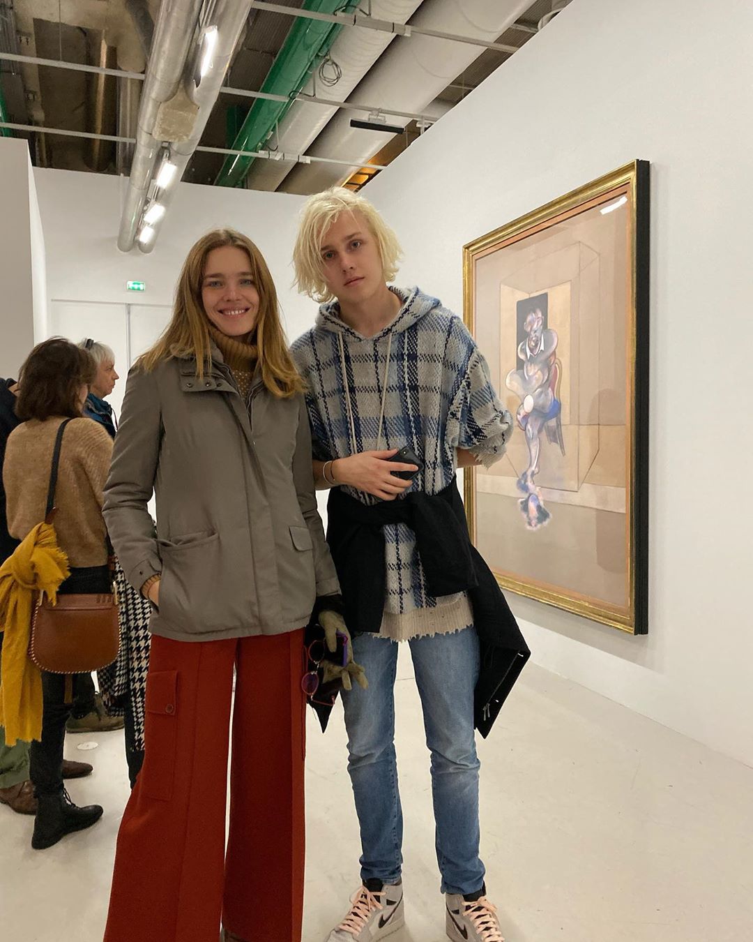 Стильная семейка: Наталья Водянова в ярком образе гуляет по Парижу с сестрой и сыном