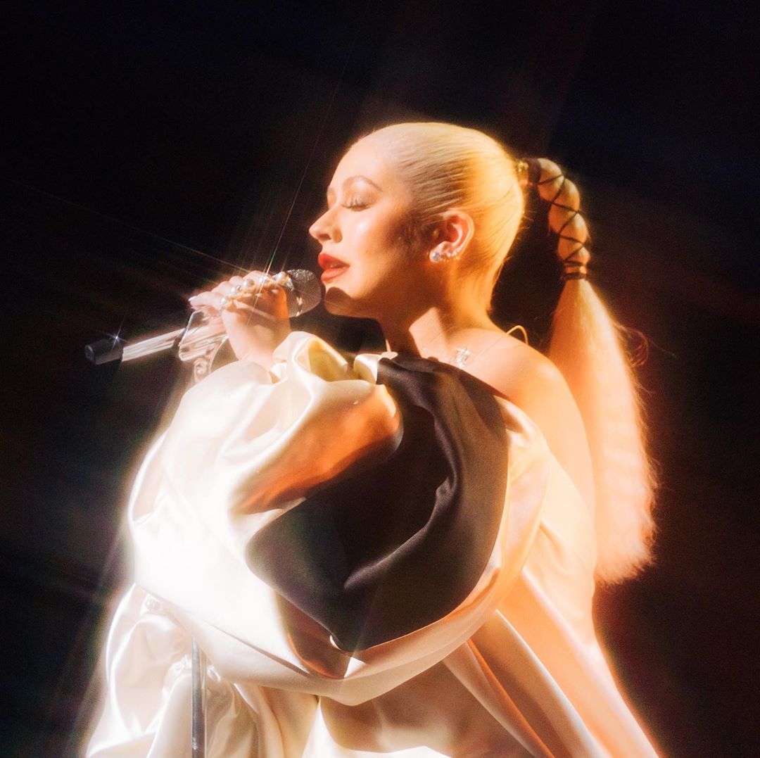 Белая королева: Кристина Агилера блистает в винтажном платье Jean Paul Gaultier