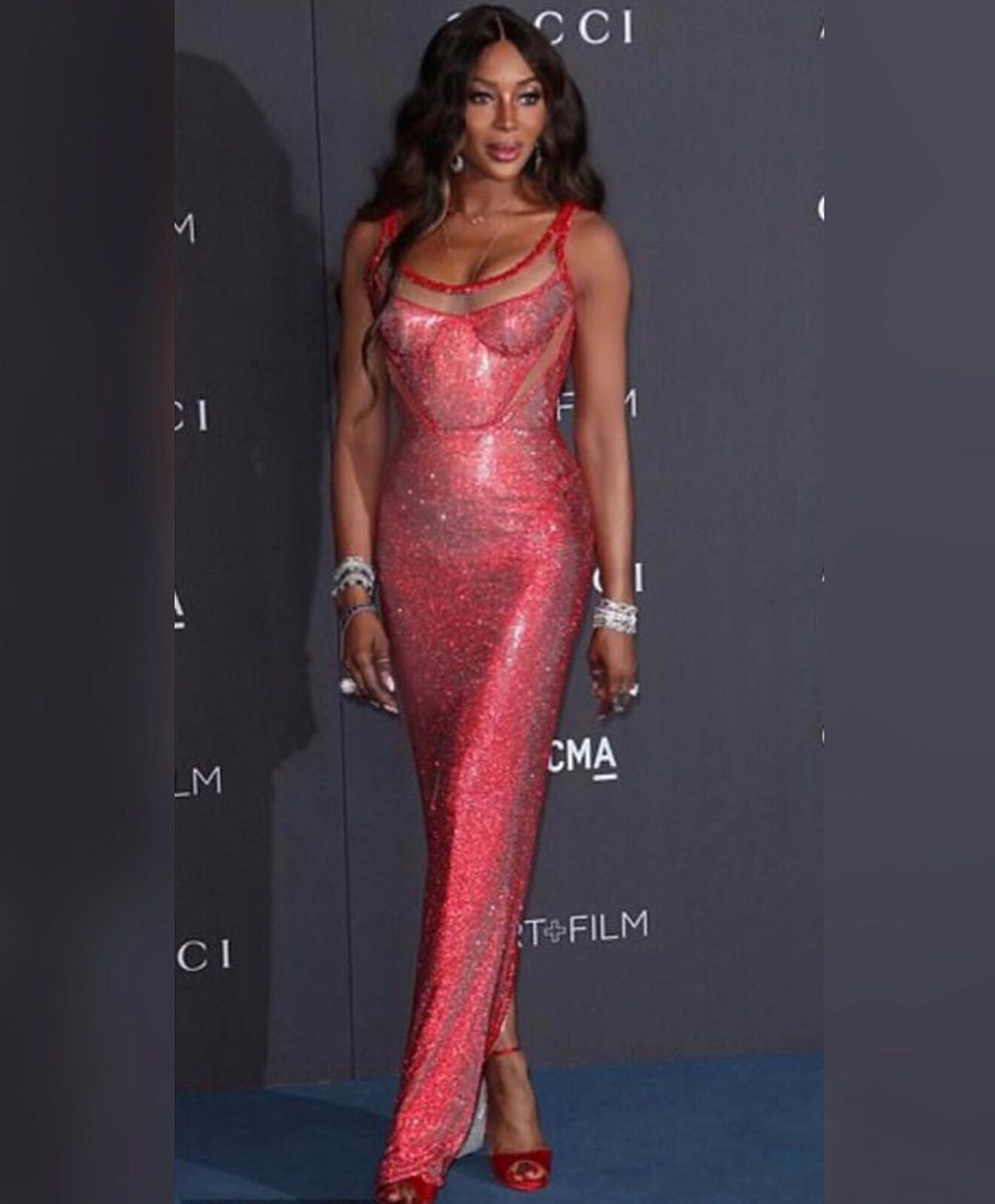 Шик и блеск: 49-летняя Наоми Кэмпбелл покорила идеальной фигурой в роскошном платье