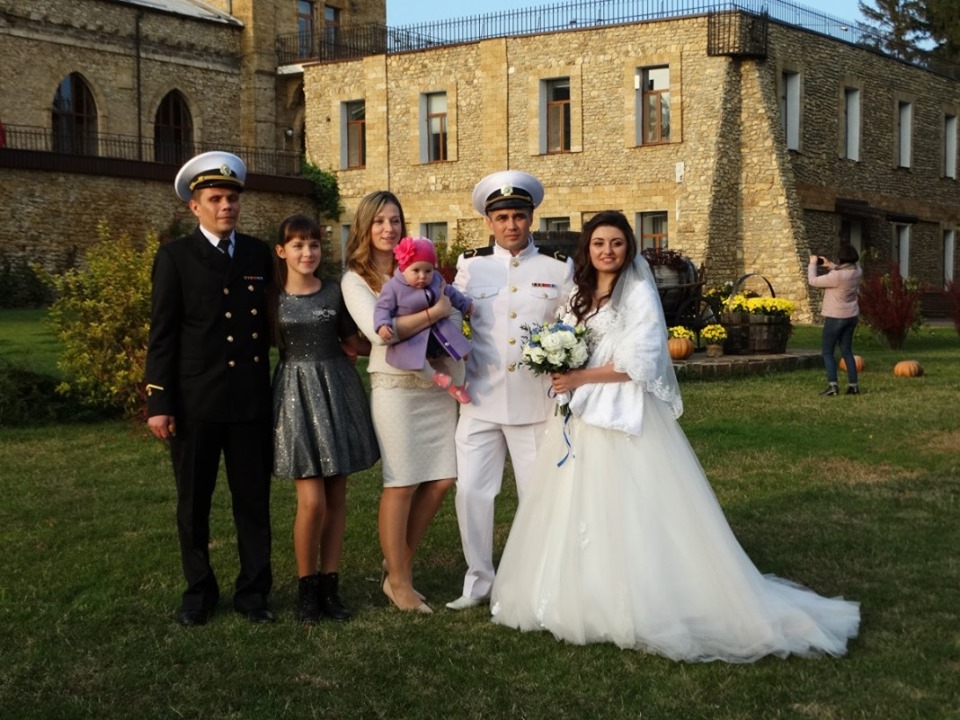 Горько! Освобожденный украинский моряк сыграл долгожданную свадьбу с красавицей-невестой