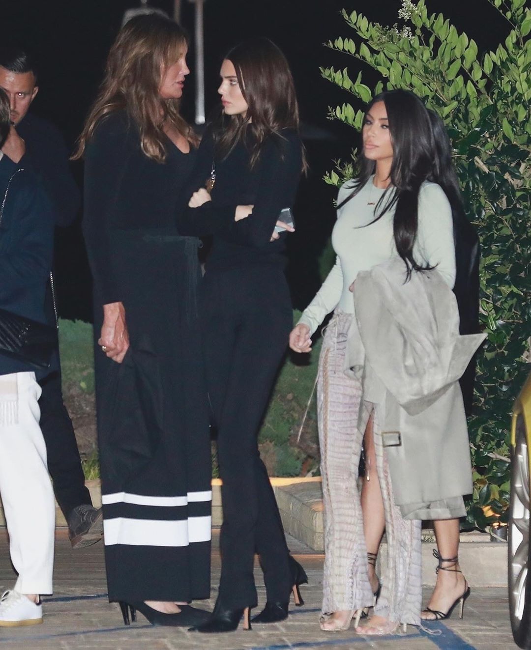 У шкіряних штанах і облягаючому джемпері: Кім Кардашьян підкреслила форми стильним вбранням