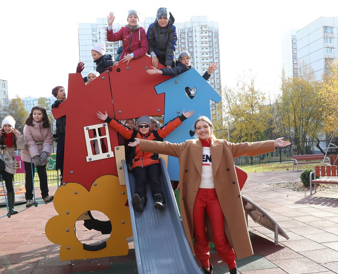 Стильная и стройная: Наталья Водянова похвасталась безупречной фигурой в необычном наряде