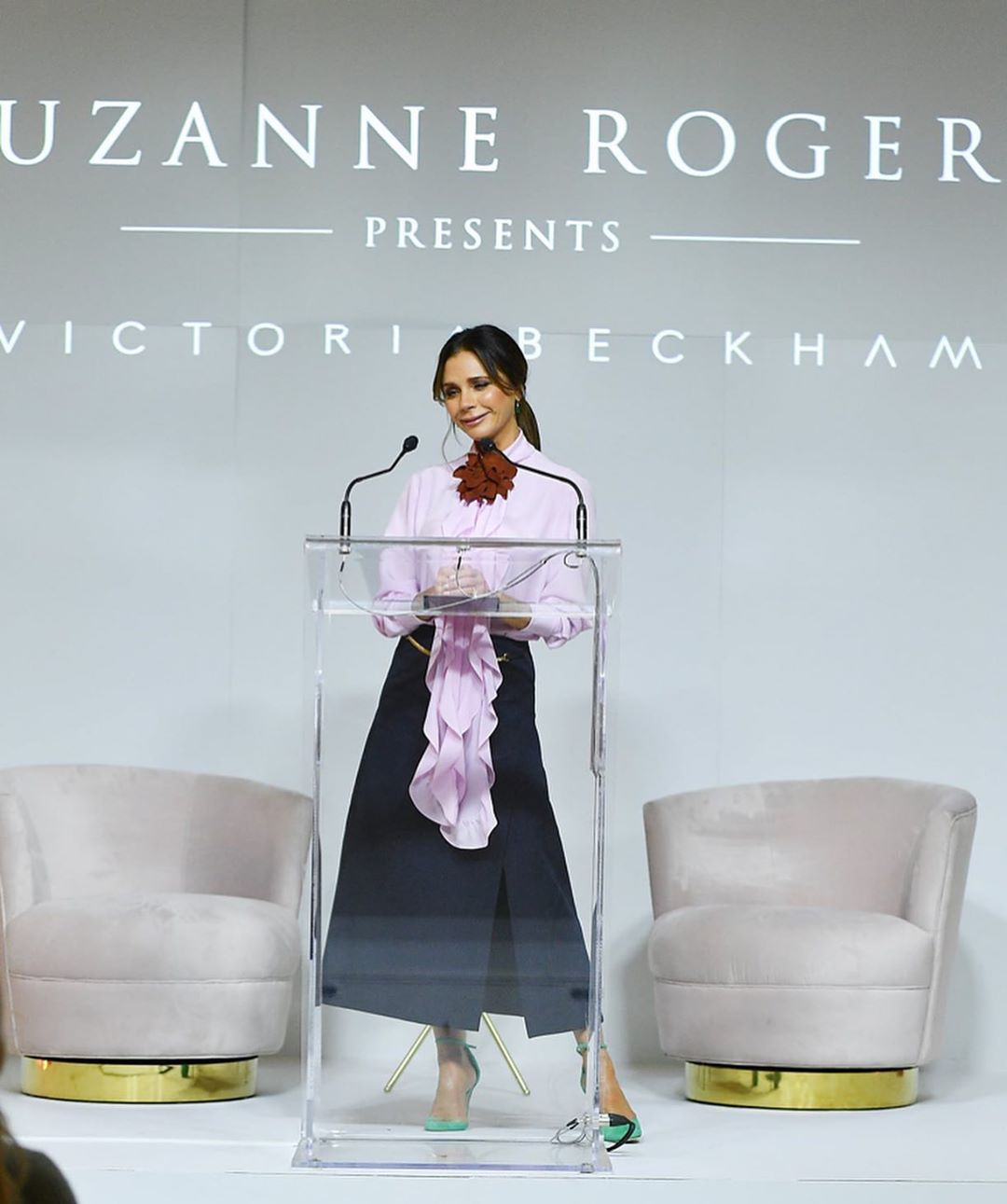 Нежная блуза и яркие туфли: Виктория Бекхэм учит сочетать вещи контрастных оттенков