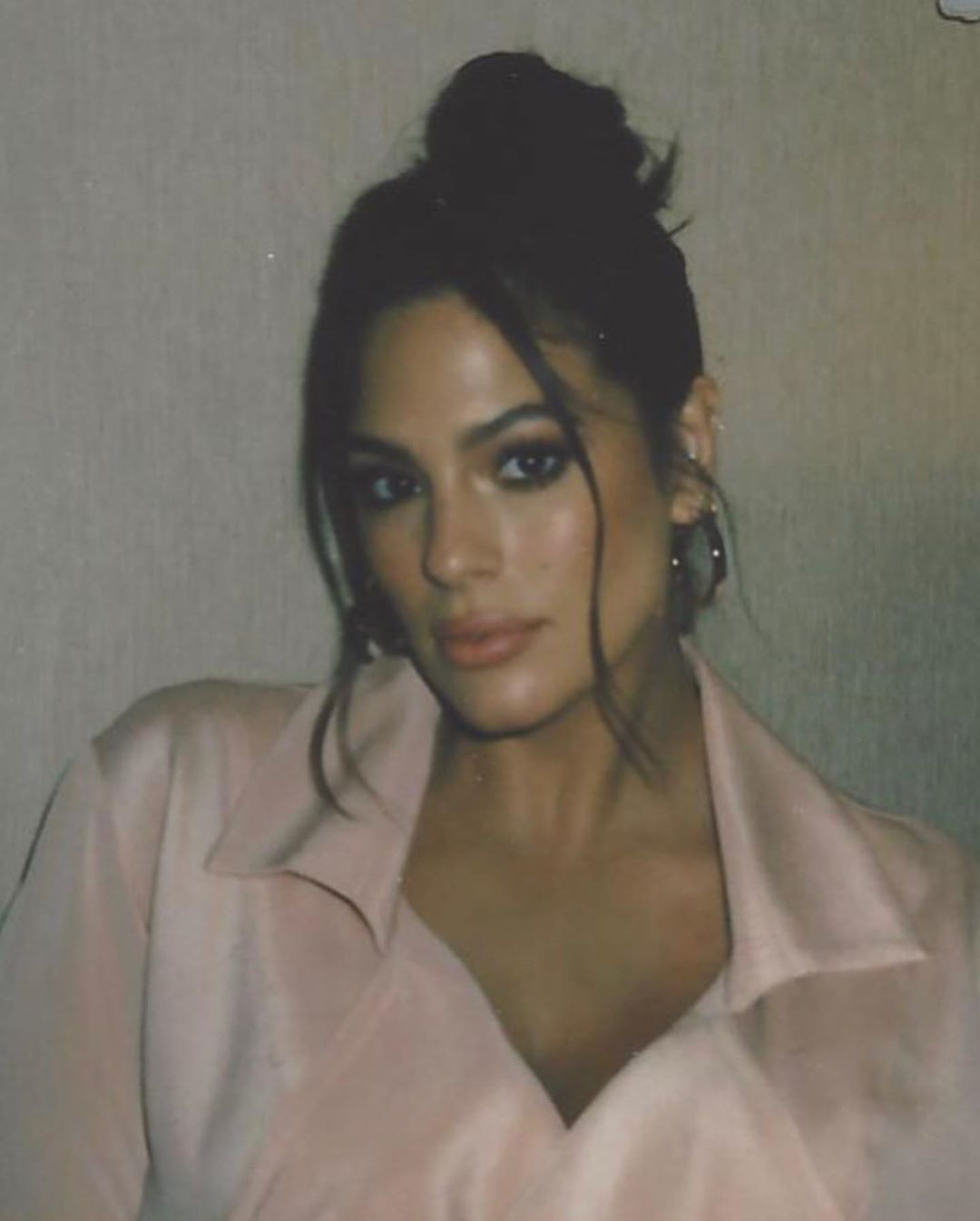 Такая нежная! Беременная Эшли Грэм восхитила пышными формами в зефирном наряде