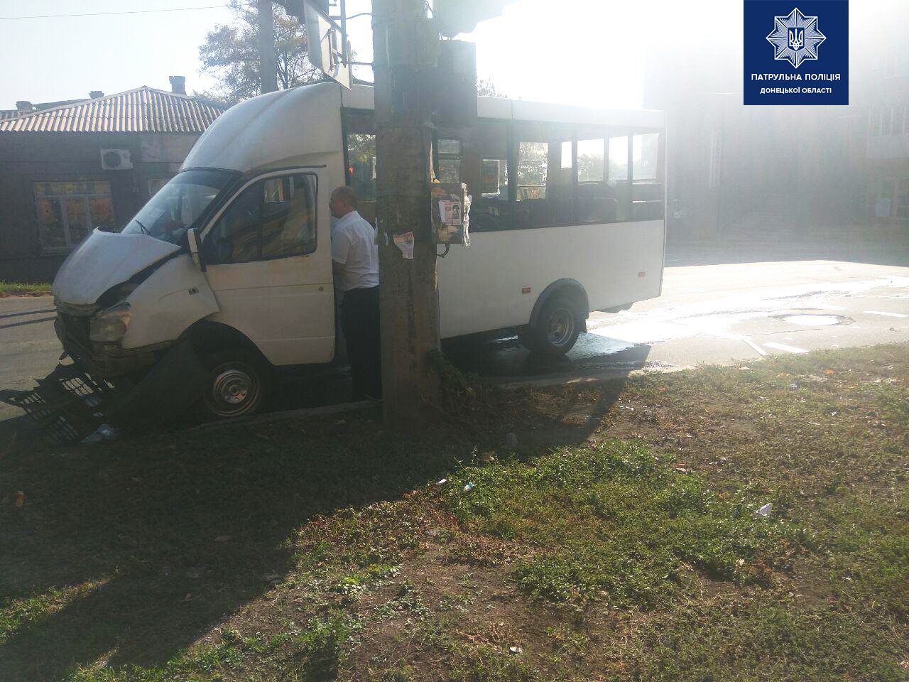 В Мариуполе столкнулись маршрутка и микроавтобус, есть пострадавшие