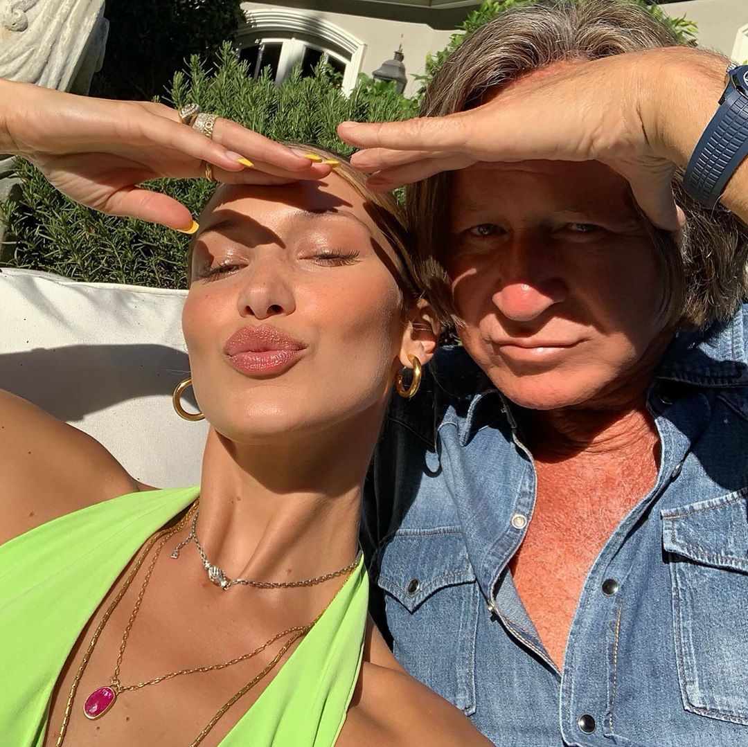 Каре з чубчиком і графічні стрілки: Белла Хадід блищить в новому чуттєвому образі