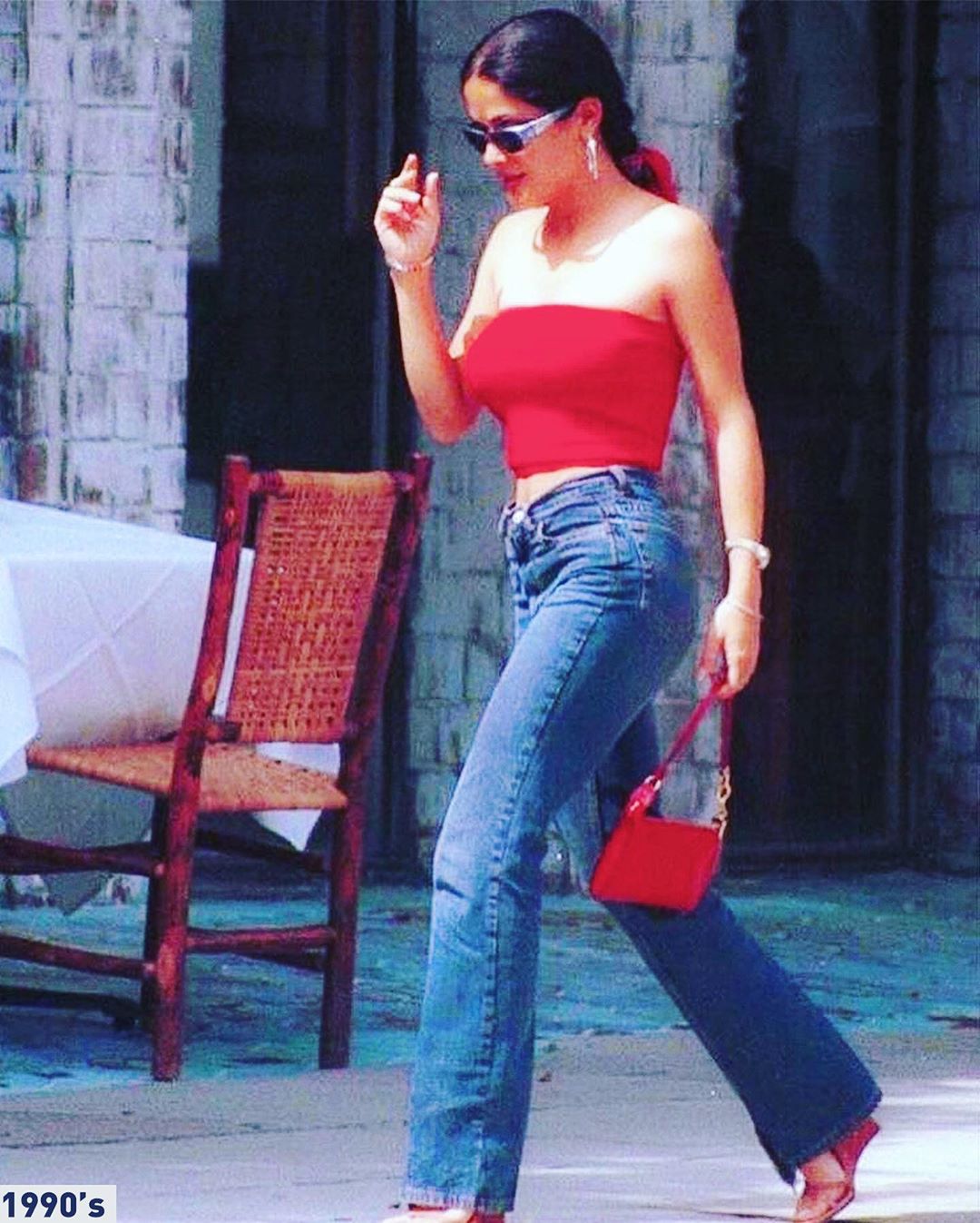 Вона зупинила час: Сальма Хайек захопила однаково стрункою фігурою на фото різних років