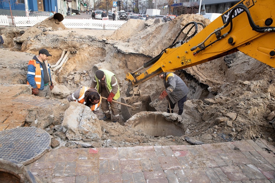 Прорив труби на Шота Руставелі відремонтують до 8 листопада