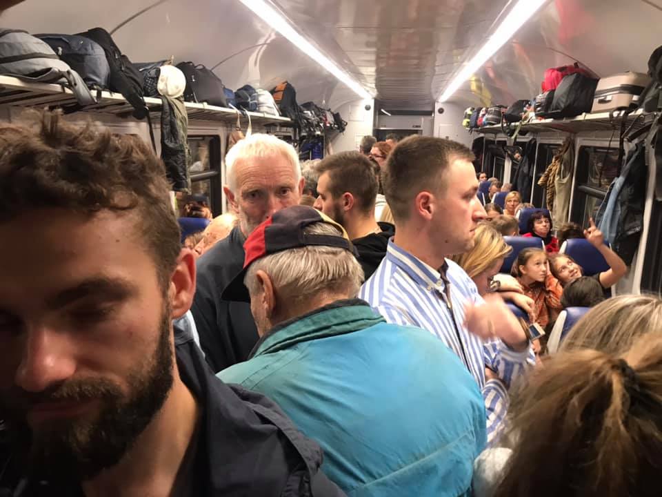 Лютый трэш и угар от Укрзализныци: перевозчик попал в очередной скандал (видео)