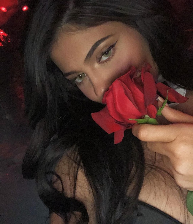 Горячо! Кайли Дженнер показала роскошную фигуру в наряде зайчика Playboy