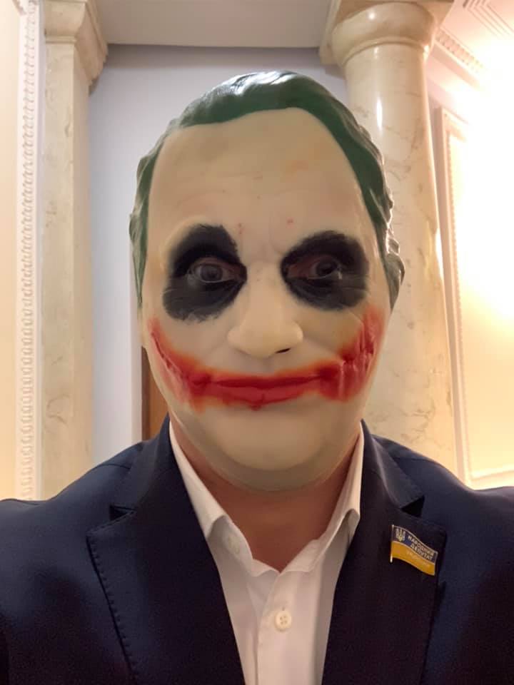 Кива пришел в Раду в маске Джокера, потому что "здравомыслящий человек" (видео)