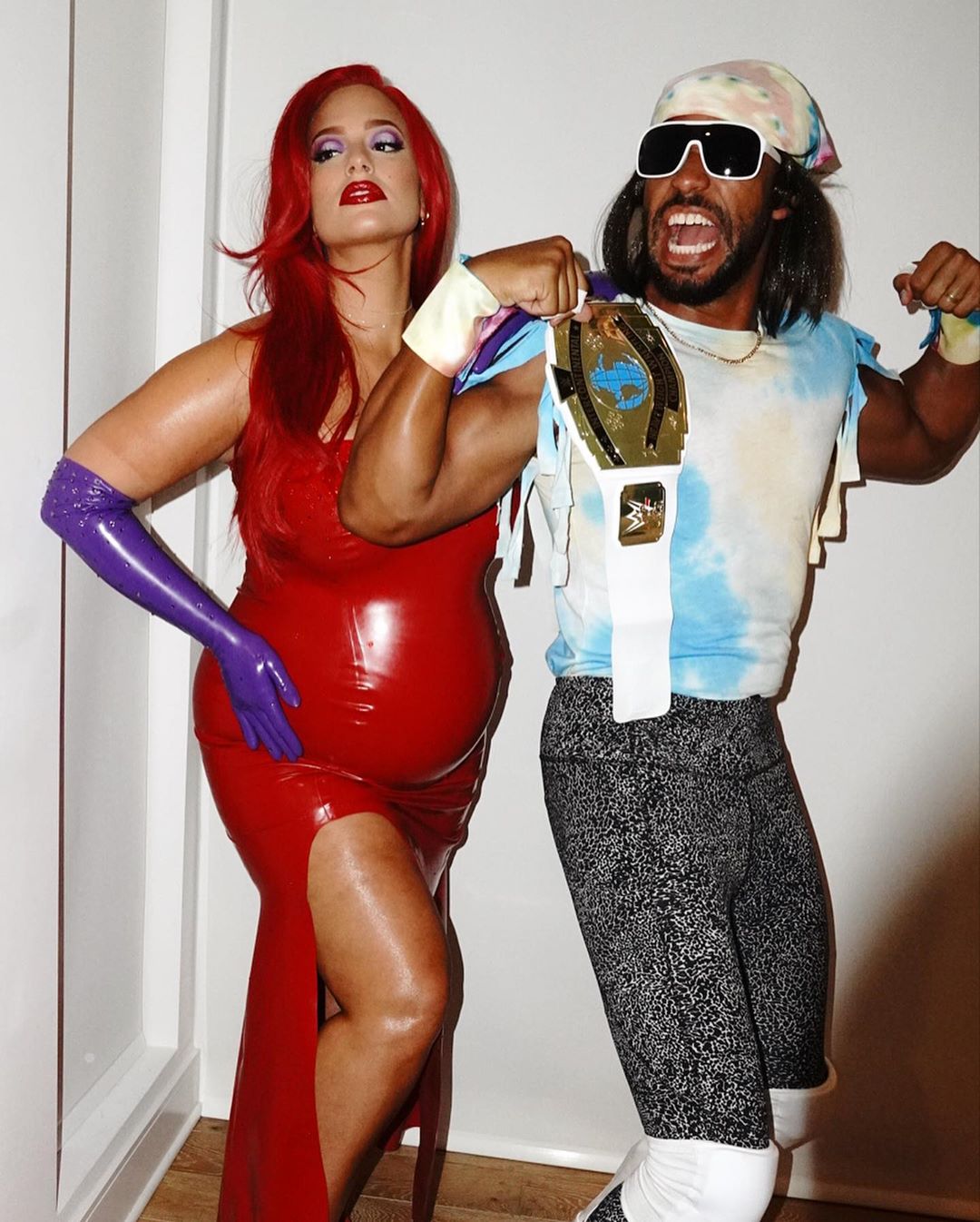 Образ - вогонь! Вагітна Ешлі Грем блищить в червоному латексі і з рудим волоссям