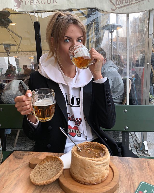 Утро начинается не с кофе: Леся Никитюк показала свой "брутальный" завтрак в Праге