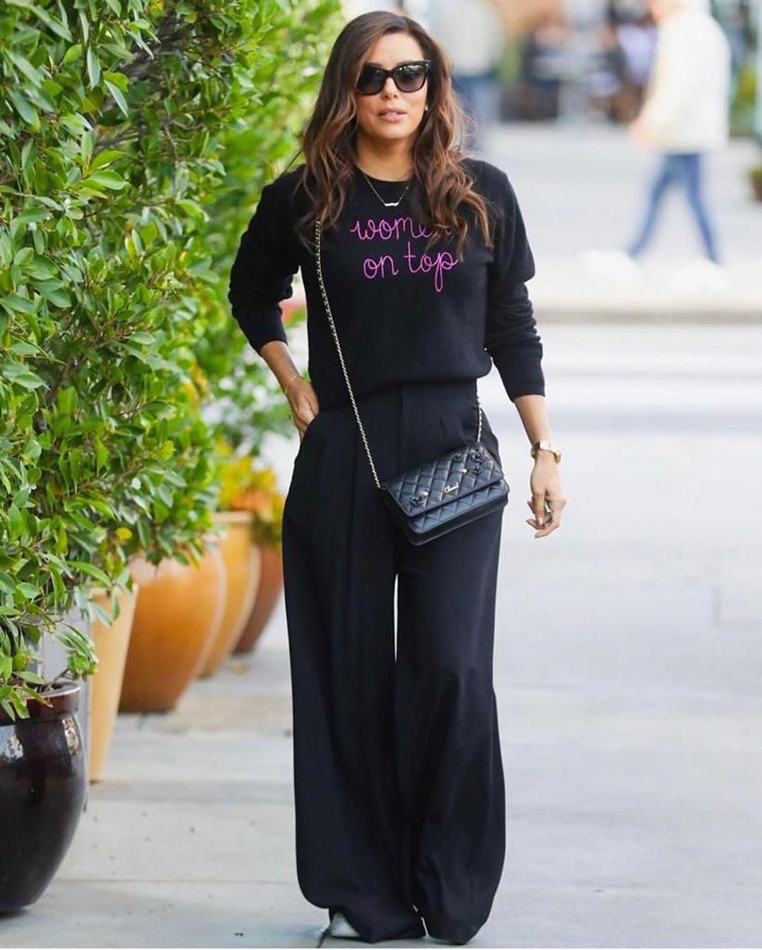 Бездоганна: Єва Лонгорія показала струнку фігуру в стильному total black образі