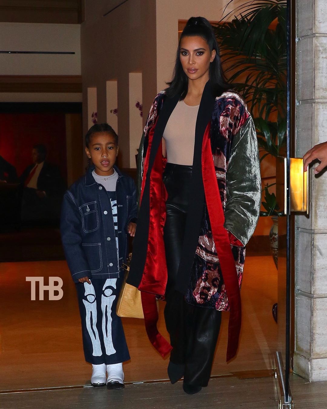Мамина дочка: Кім Кардашьян демонструє нове стильне вбрання 6-річної Норт