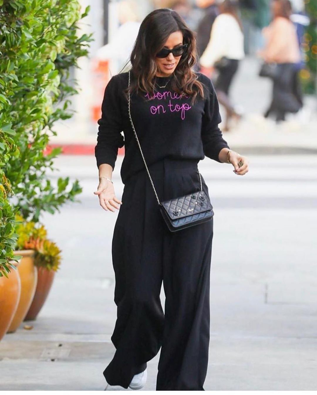 Бездоганна: Єва Лонгорія показала струнку фігуру в стильному total black образі