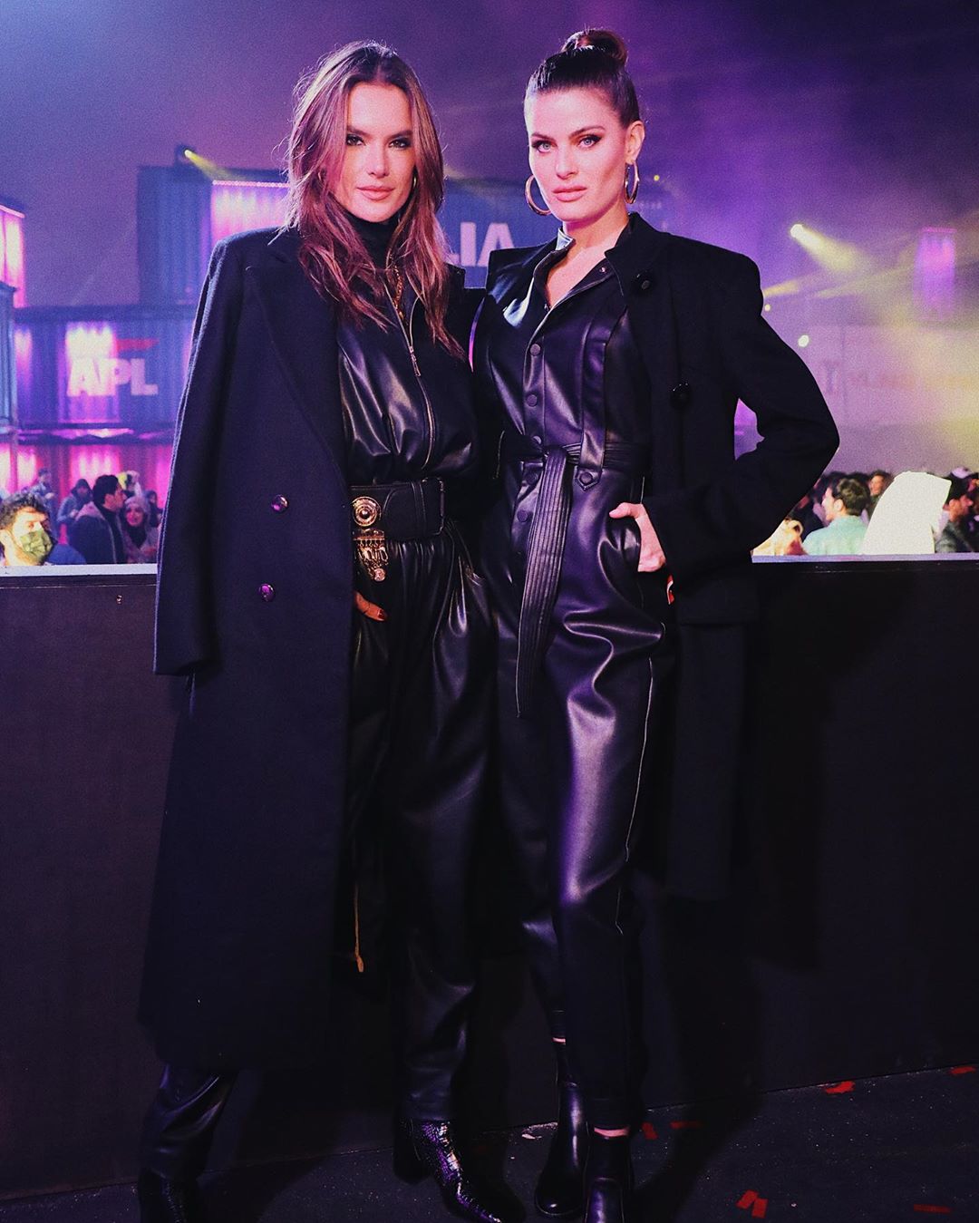 Девушка рокера: Алессандра Амбросио восхитила стройной фигурой в эффектном total look