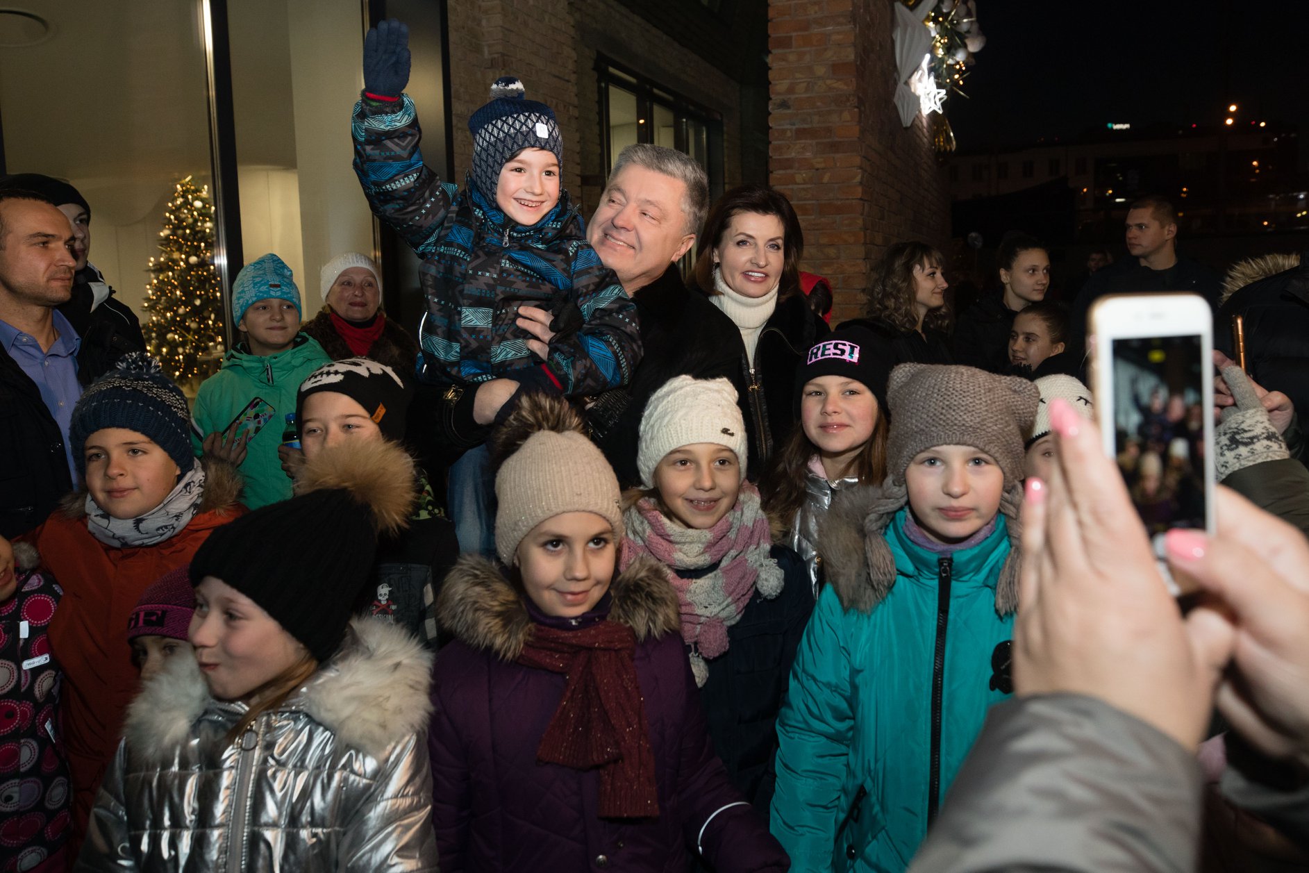 Петро і Марина Порошенко відкрили новорічну ялинку у зимовому містечку ROSHEN Winter Village