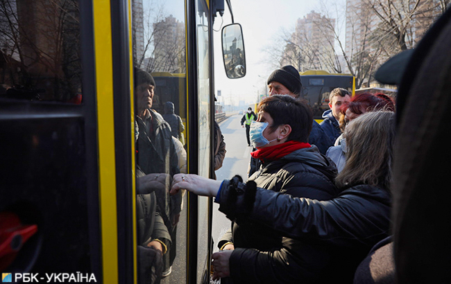 Карантин у Києві: з'явилися фото "штурму" автобусів