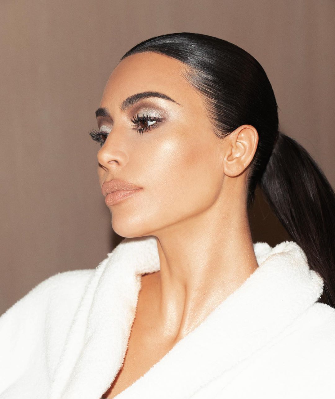 Снежная королева: Ким Кардашьян вдохновила безупречным праздничным макияжем