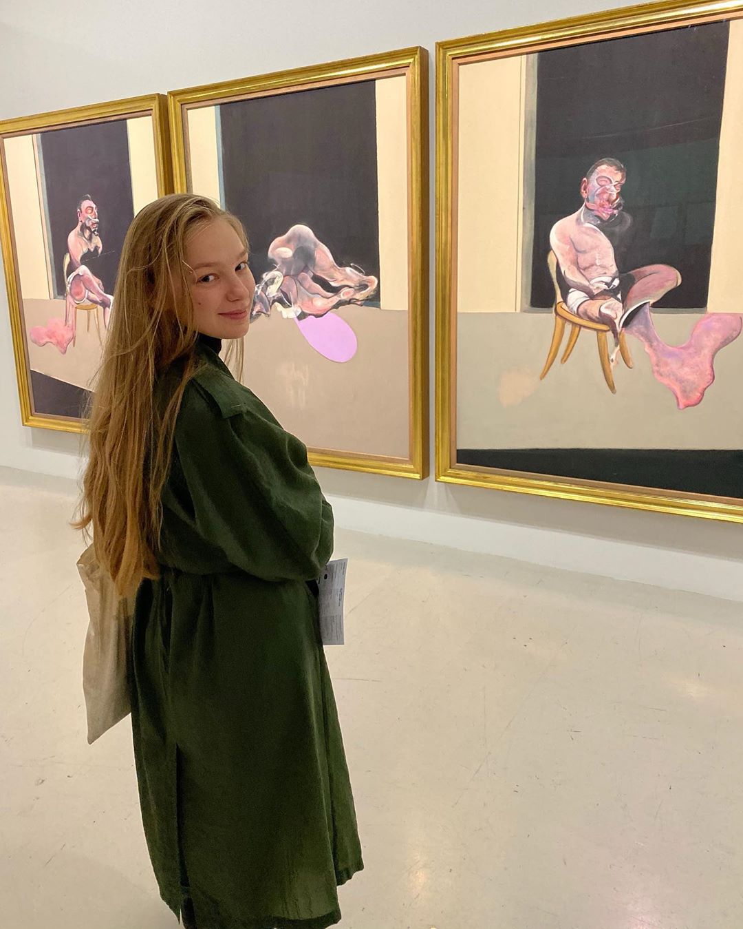 Стильная семейка: Наталья Водянова в ярком образе гуляет по Парижу с сестрой и сыном