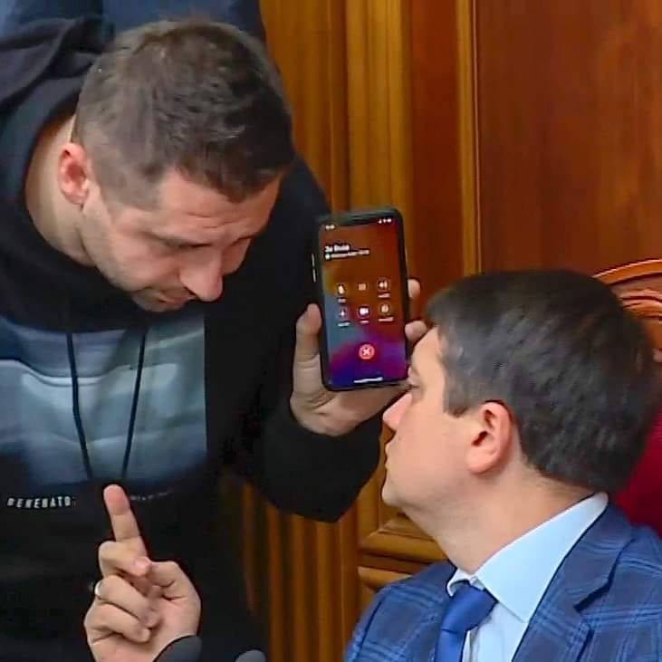 Так и осталось: Арахамия признался, как Зеленский подписан в его телефоне