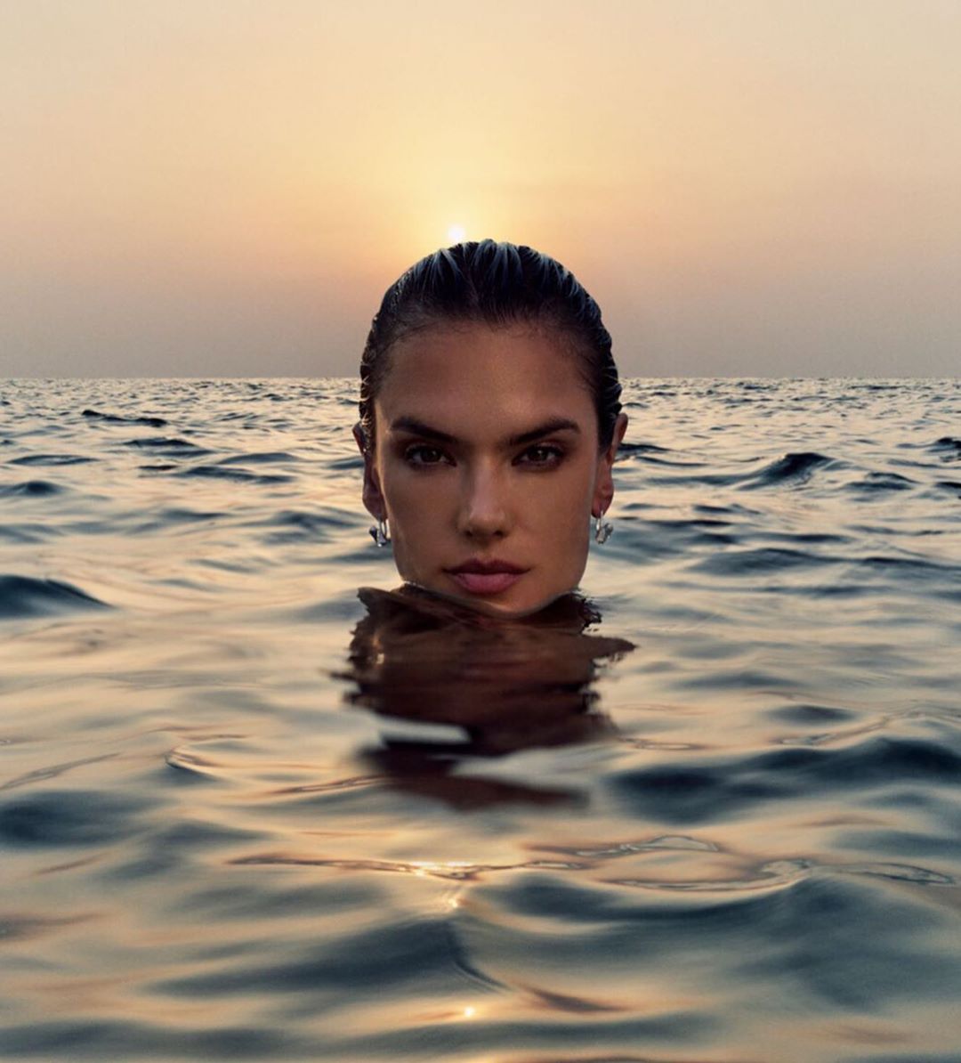 Спокуслива русалка: Алессандра Амбросіо знялася в "мокрій" зйомці для глянцю