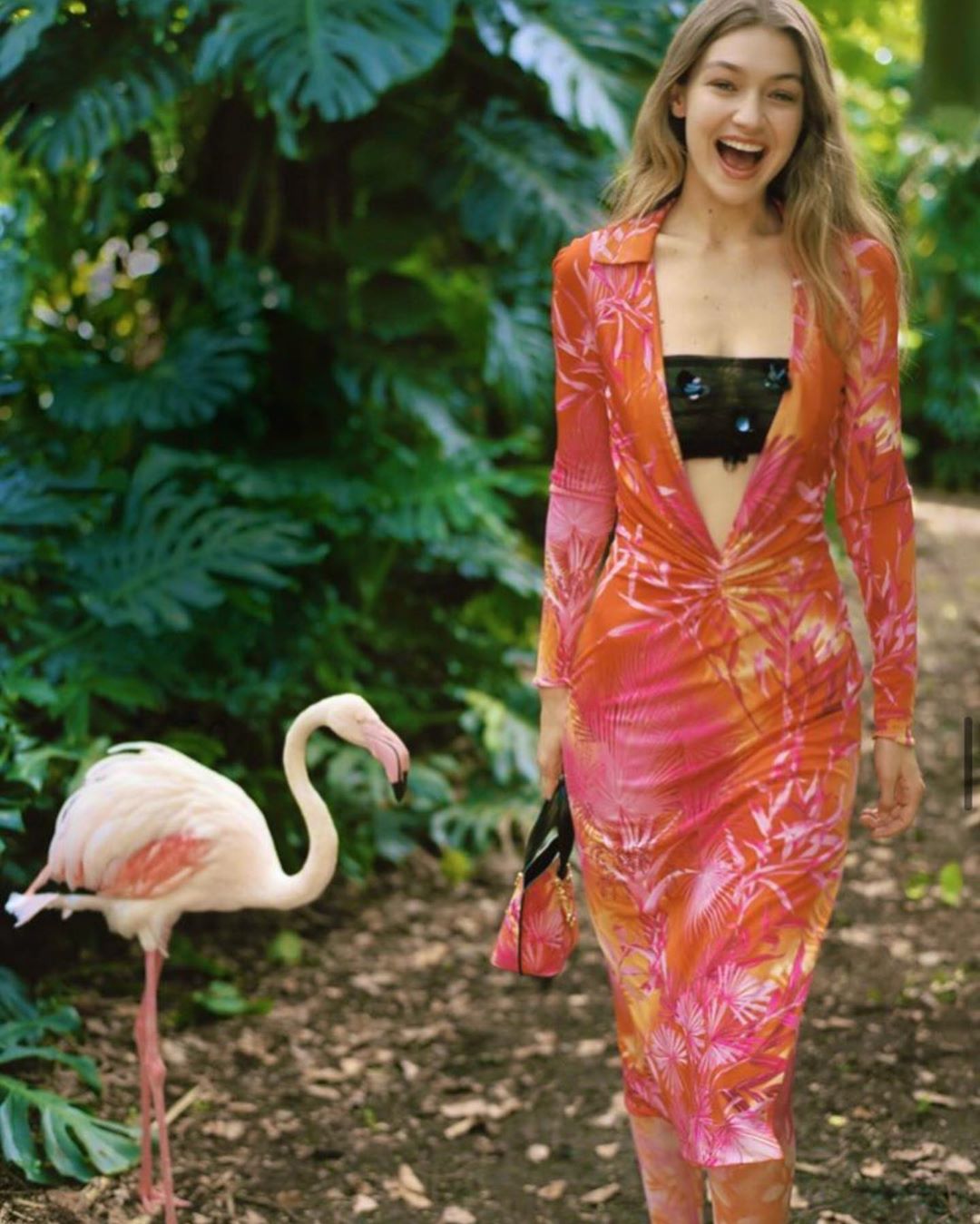 Яркий принт, кожа и шелк: Джиджи Хадид демонстрирует трендовые вещи нового сезона