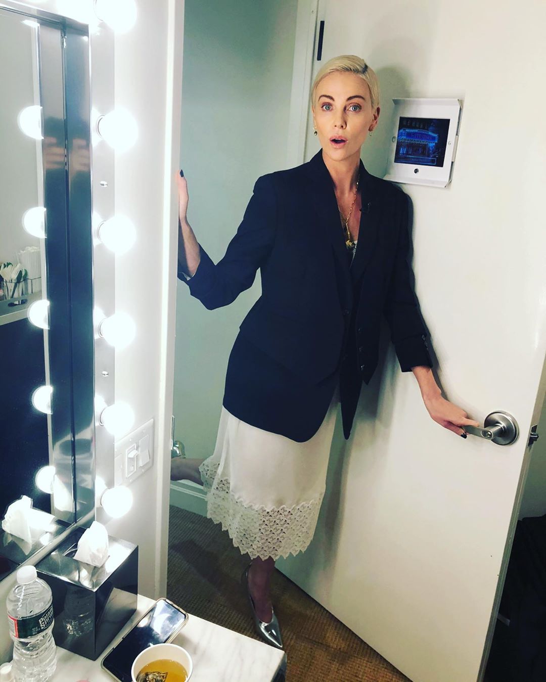 Жінка-мрія: 44-річна Шарліз Терон підкорила стрункою фігурою в стильному вбранні