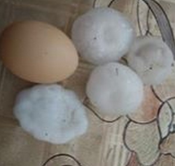 В Украине выпал град-гигант: впечатляющие фото и видео