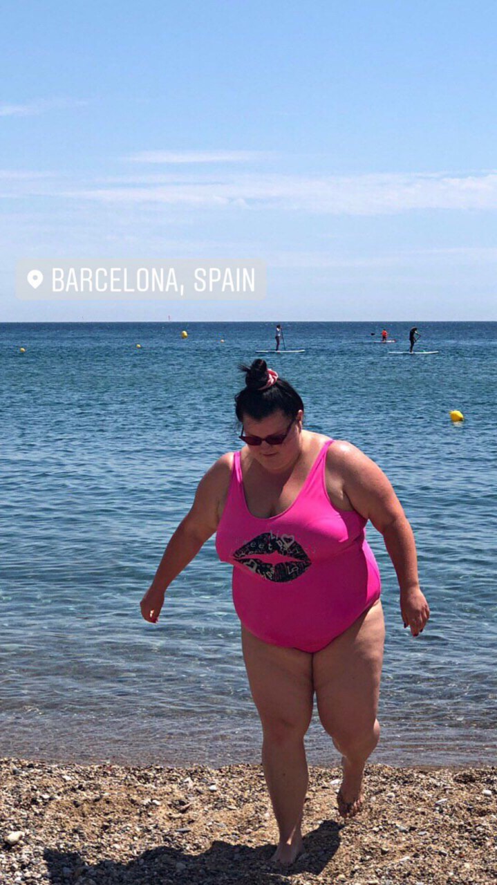 Украинская певица похвасталась божественным телом в розовом купальнике