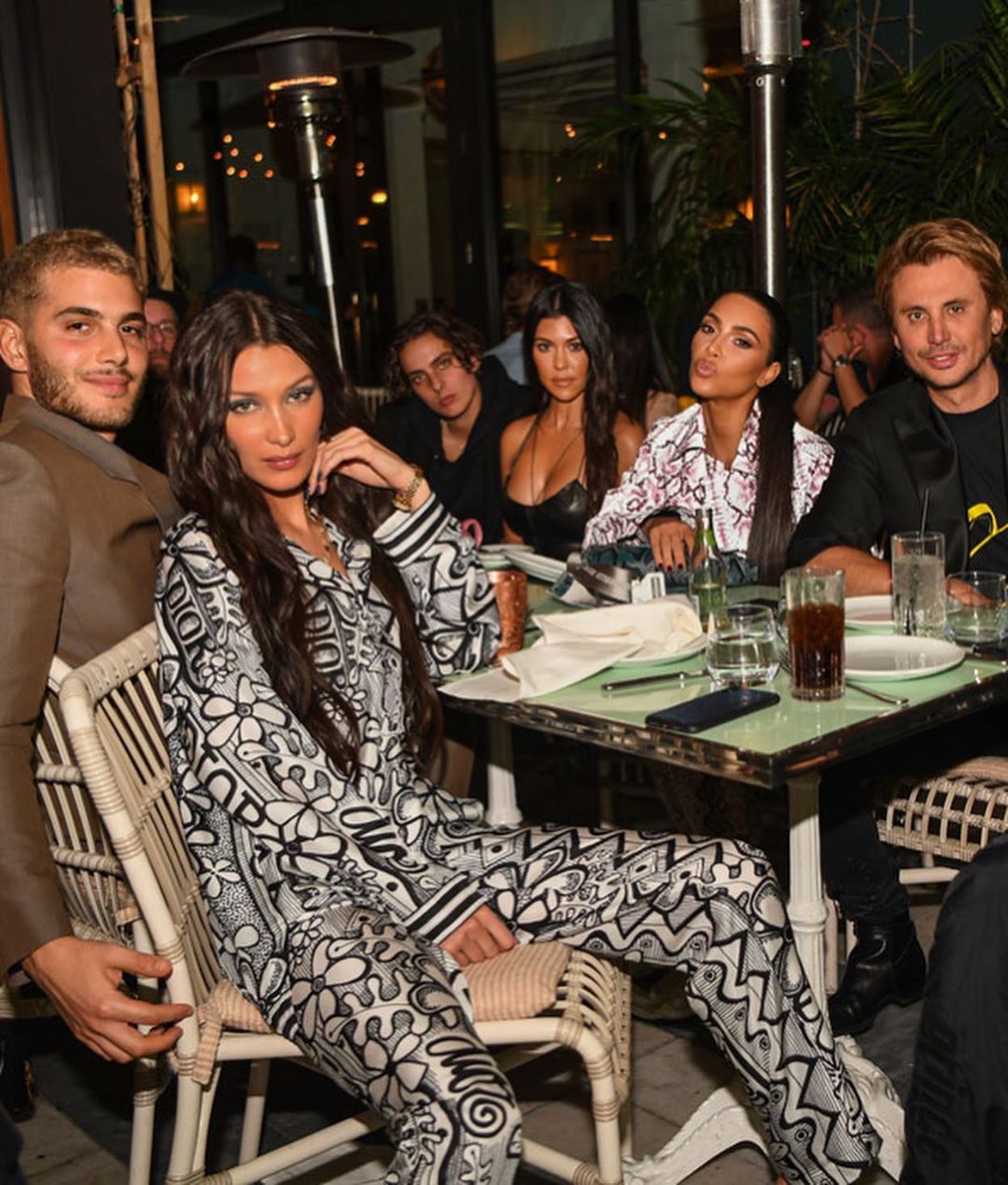 Хижачка: Кім Кардашьян захопила пишними формами в зміїному total look