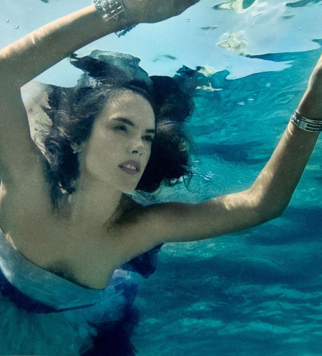 Спокуслива русалка: Алессандра Амбросіо знялася в "мокрій" зйомці для глянцю