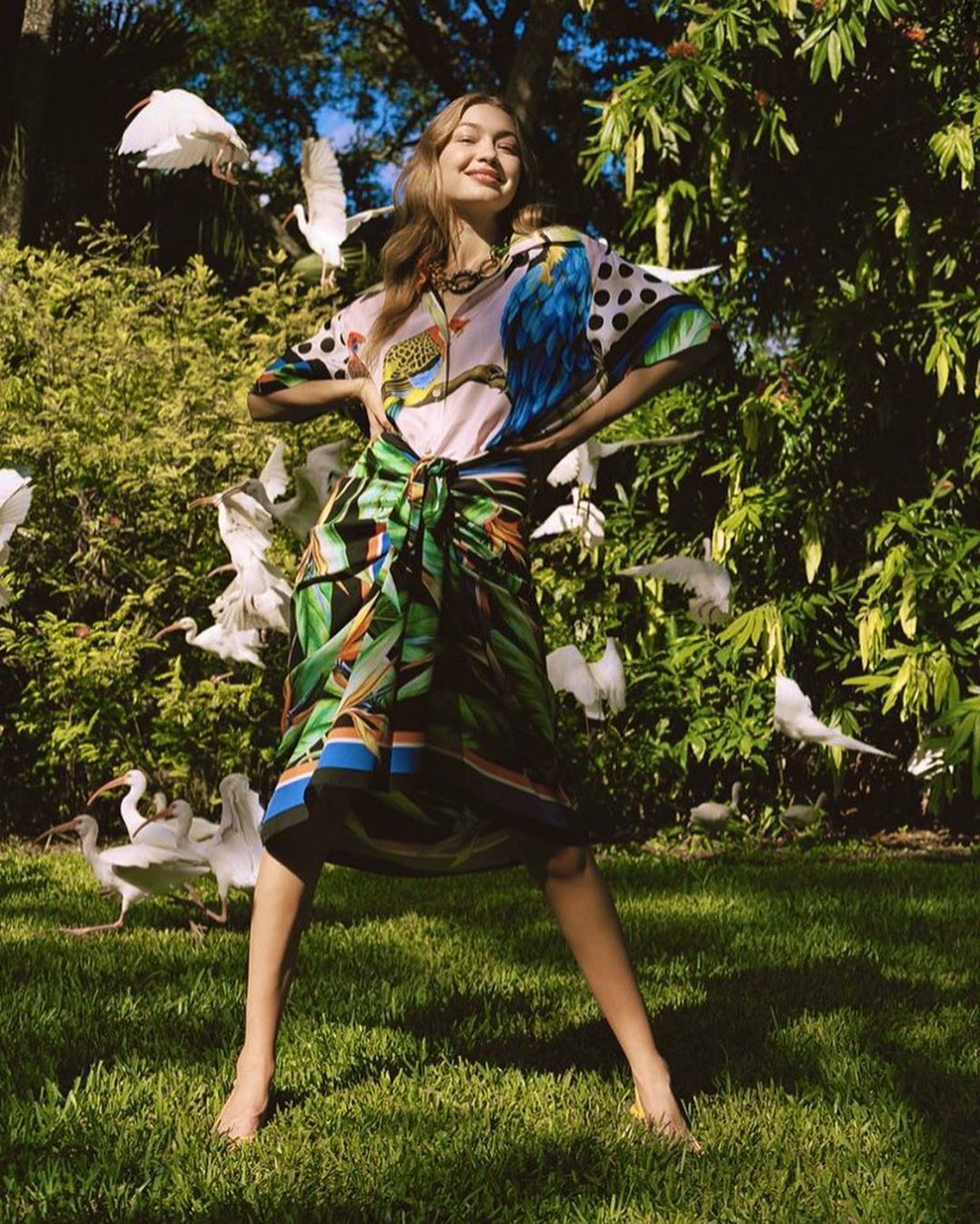 Яркий принт, кожа и шелк: Джиджи Хадид демонстрирует трендовые вещи нового сезона