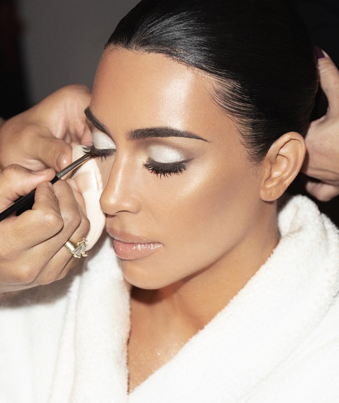 Снежная королева: Ким Кардашьян вдохновила безупречным праздничным макияжем