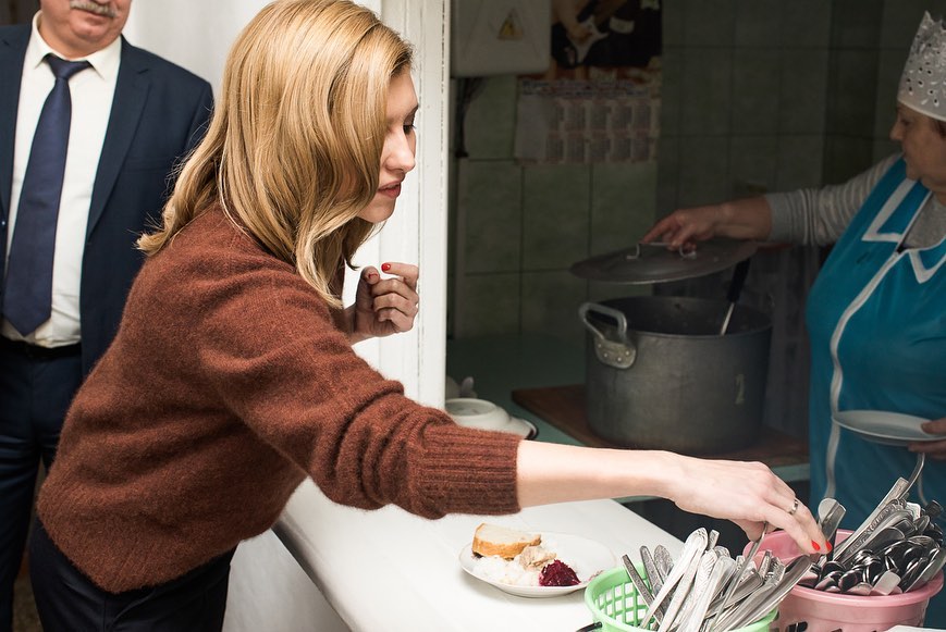 Елена Зеленская в Баку показала, как нескучно носить классику этой зимы