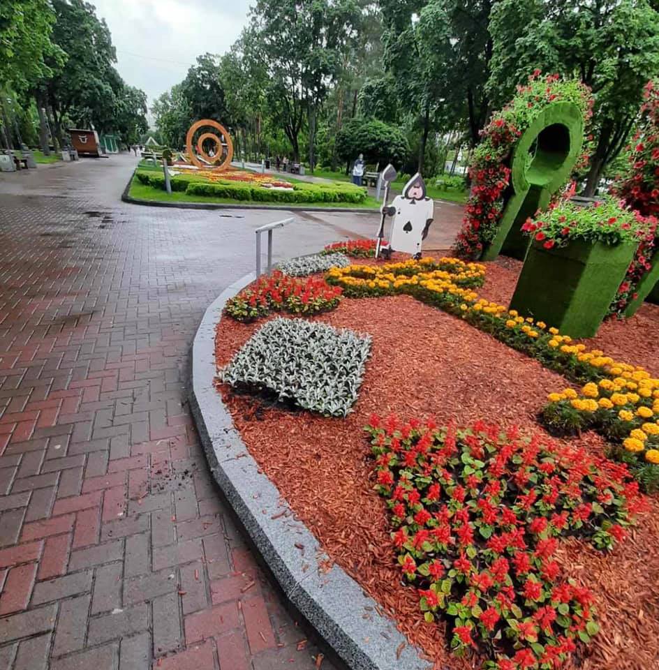 Красота Киева не нужна: вандалы испортили клумбу в парке "Победа"