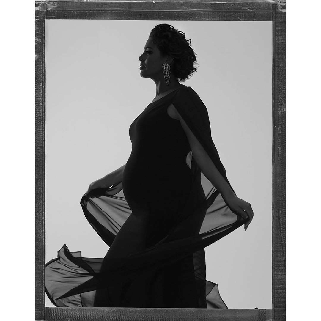 Стильна матуся: вагітна Ешлі Грем показала пишні форми в ефектних образах