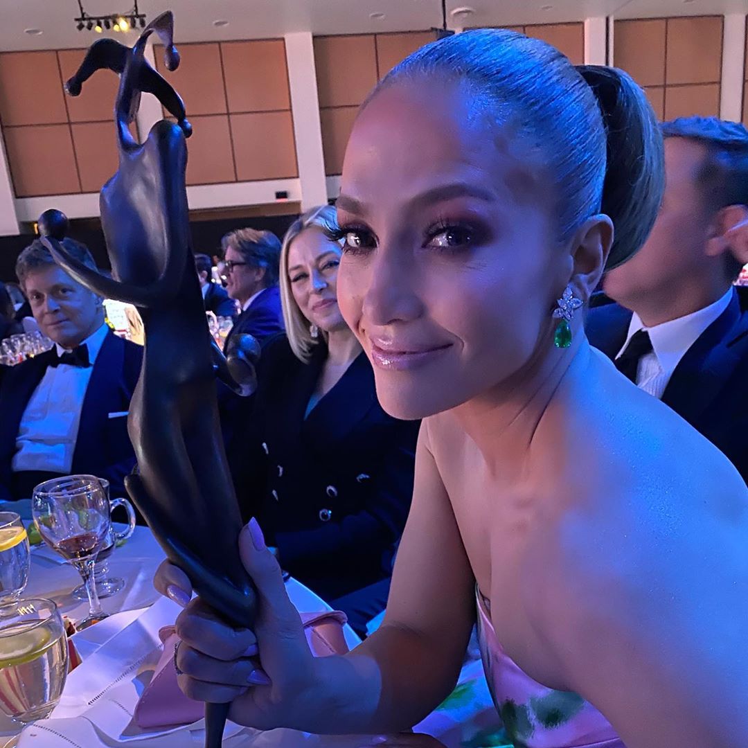 Королева красных дорожек: Дженнифер Лопес блистает на кинофестивале в роскошном образе