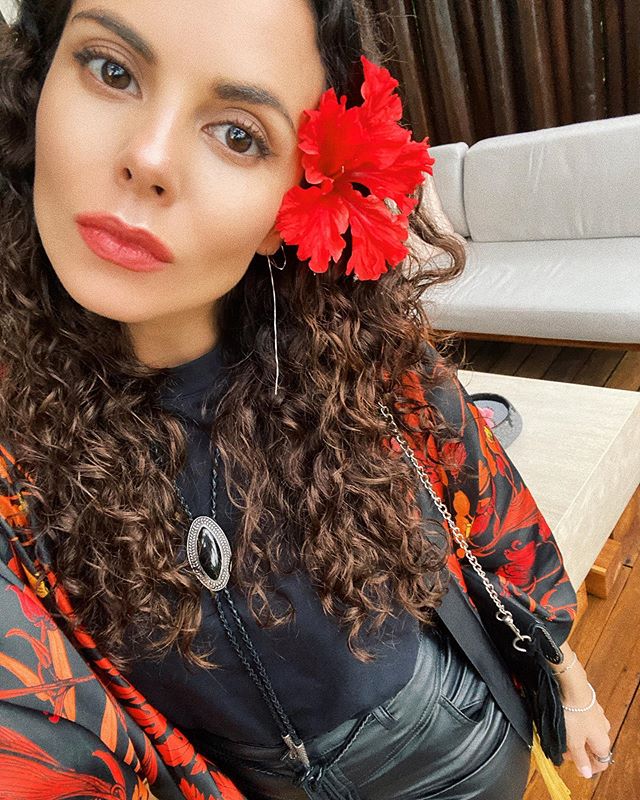 Ефектна Каменських в шкіряному міні заворожила мексиканською романтикою з Потапом