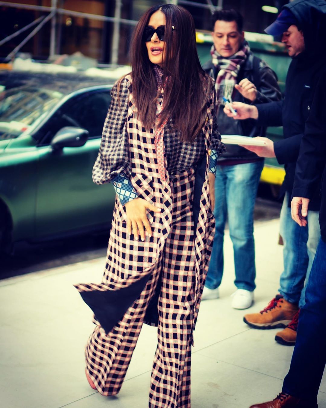 Стройная и стильная: Сальма Хайек демонстрирует идеальную фигуру в трендовых вещах сезона