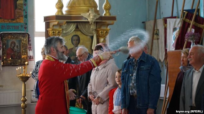 В оккупированном Крыму верующие святили паски в вышиванках (видео)