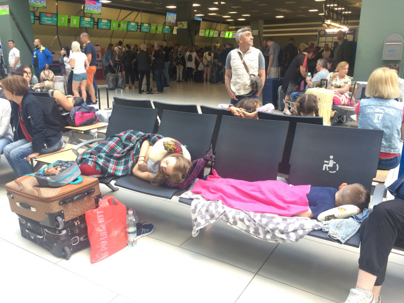 Затримка рейсів в аеропорту "Київ": понад 170 пасажирів заселені в готелі