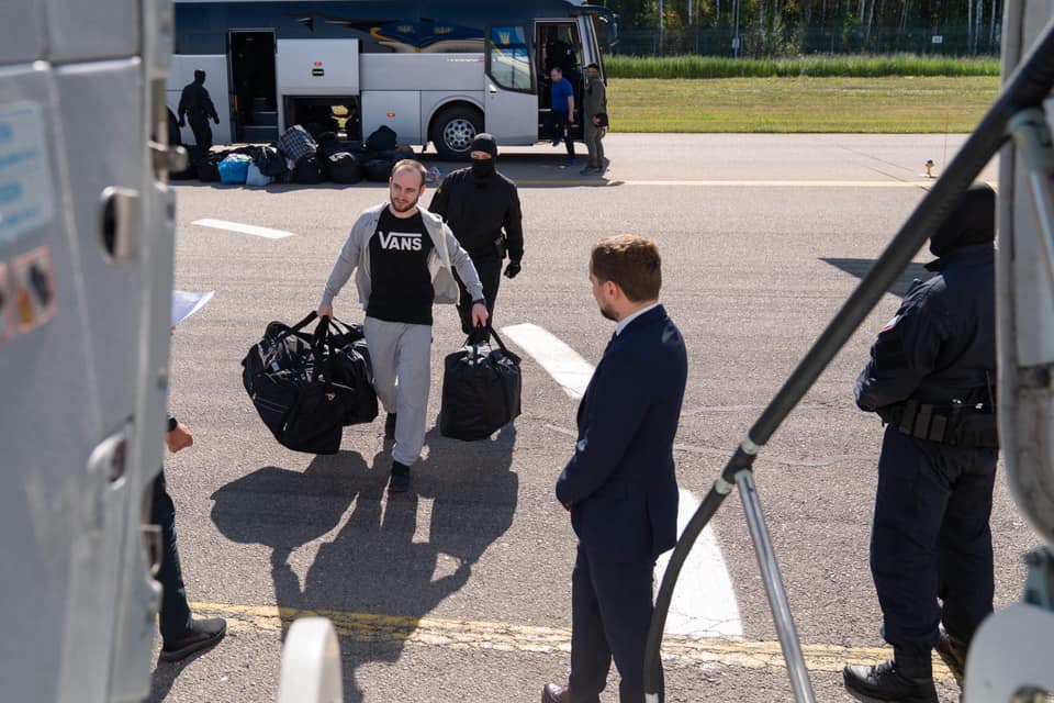 Соратники Зеленского показали, как вывозили пленных из Москвы (фото)