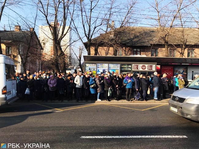 Украина погрузилась в транспортный коллапс: по 10 человек и все в масках