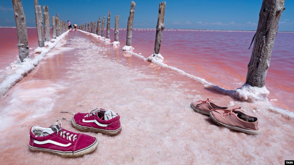 В Крыму знаменитое озеро стало ярко-розового цвета: зрелищные фото