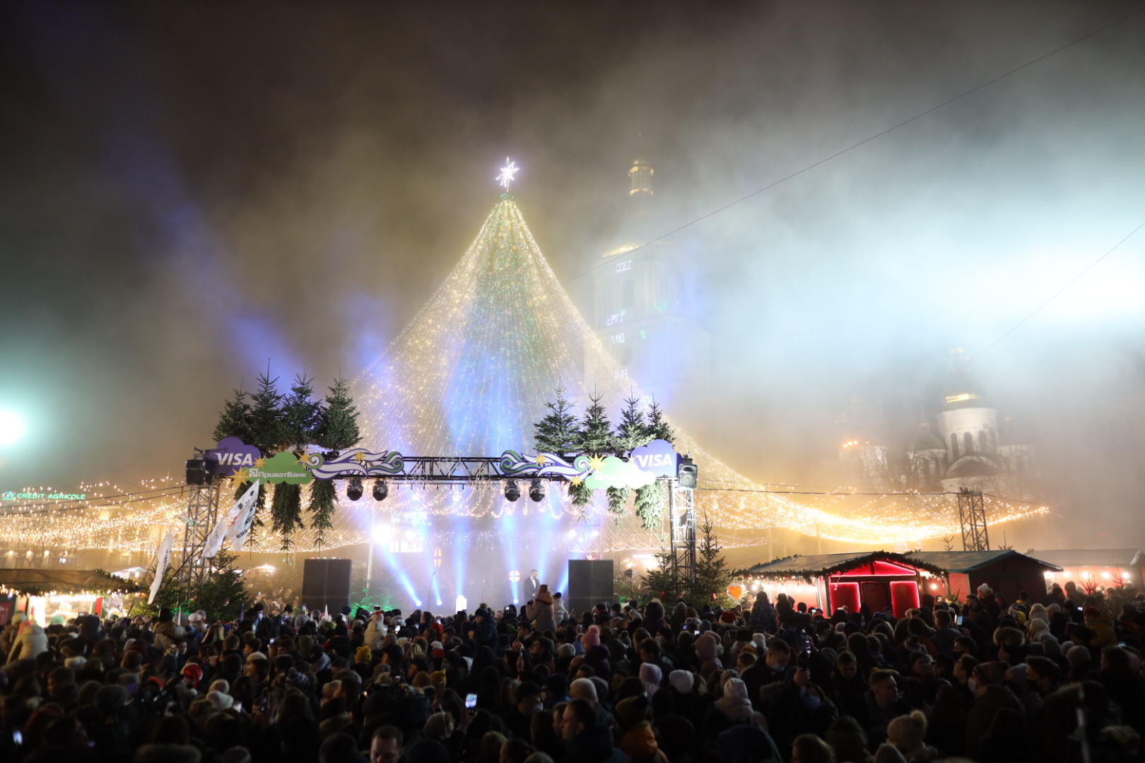 В Киеве зажгли главную елку страны: загорелась гирлянда и начался пожар