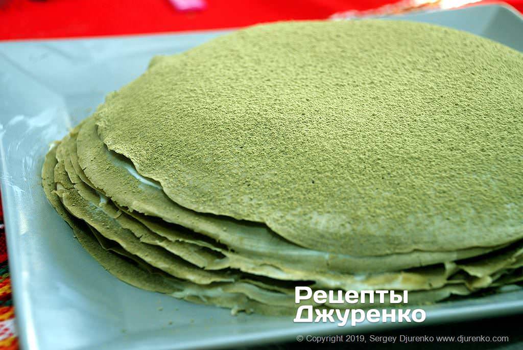 Кулинар поделился рецептом блинного торта из зеленого чая: справится даже новичок